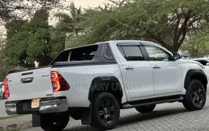 Toyota Hilux 2021 White