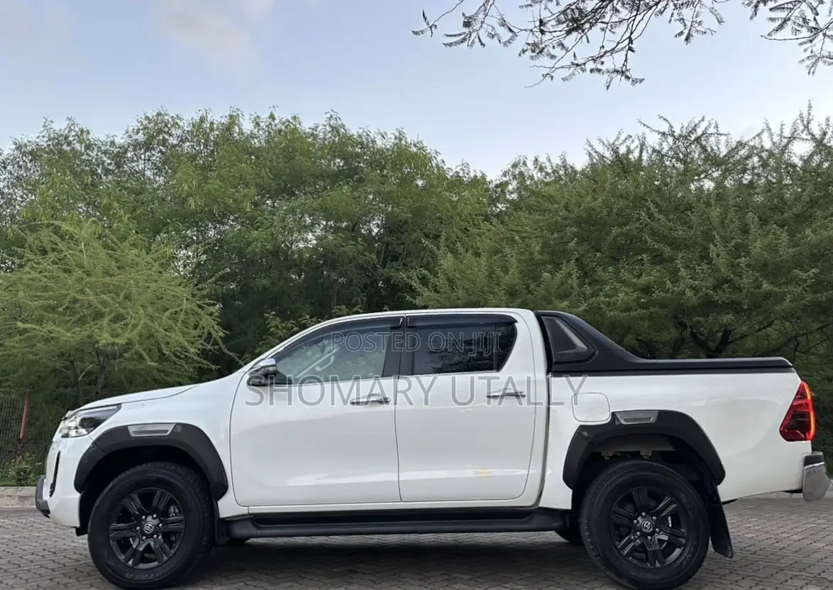 Toyota Hilux 2021 White