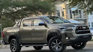 Toyota Hilux 2022 Brown
