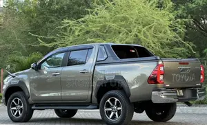 Toyota Hilux 2022 Brown