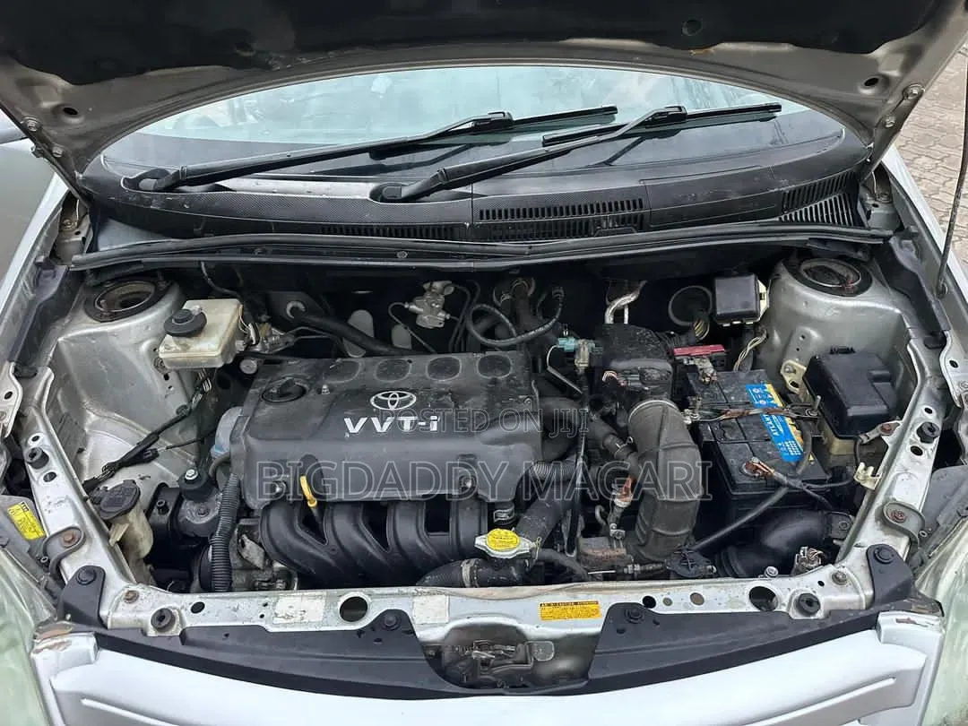 Toyota IST 2004 Silver