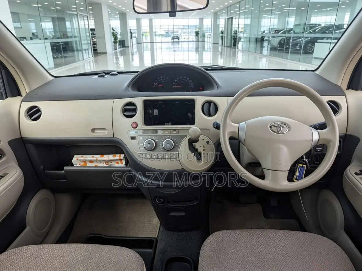 Toyota Sienta 2011 Brown