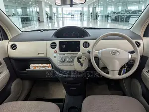 Toyota Sienta 2011 Brown