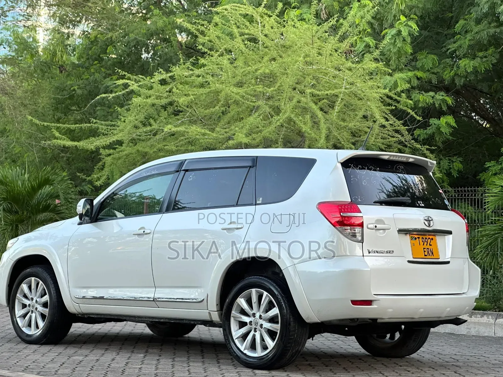 Toyota Vanguard 2010 White
