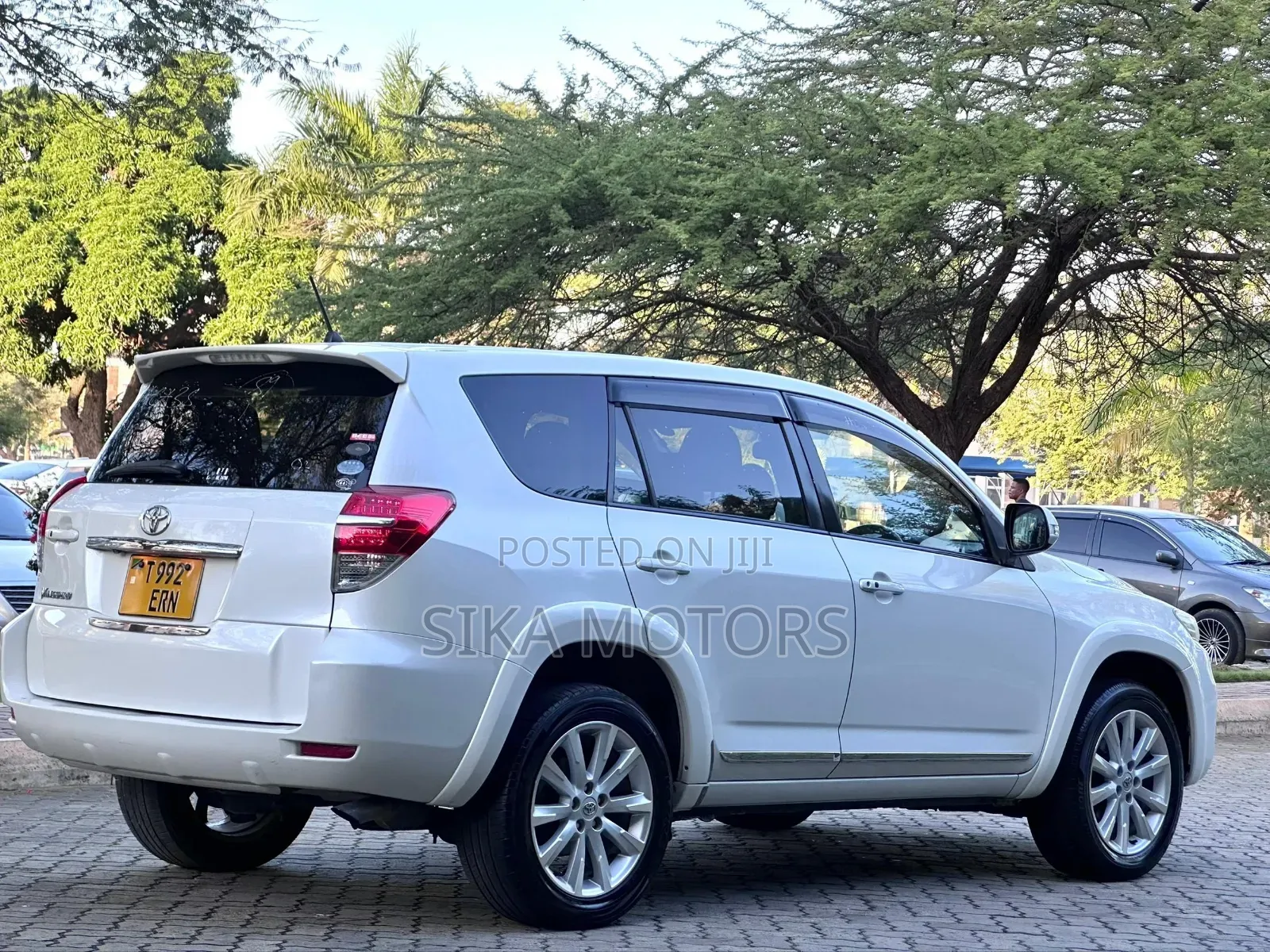 Toyota Vanguard 2010 White