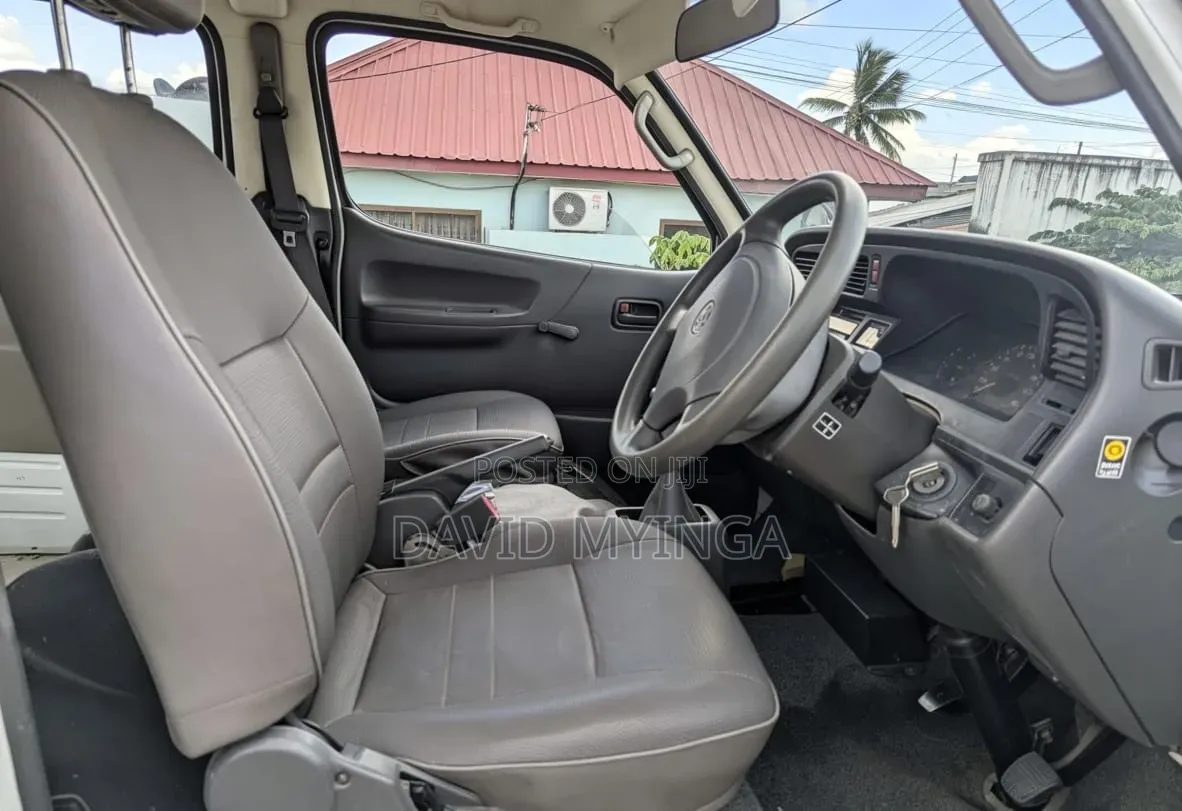 Toyota HiAce 2002 White