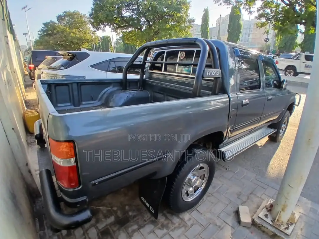 Toyota Hilux 1999 Blue