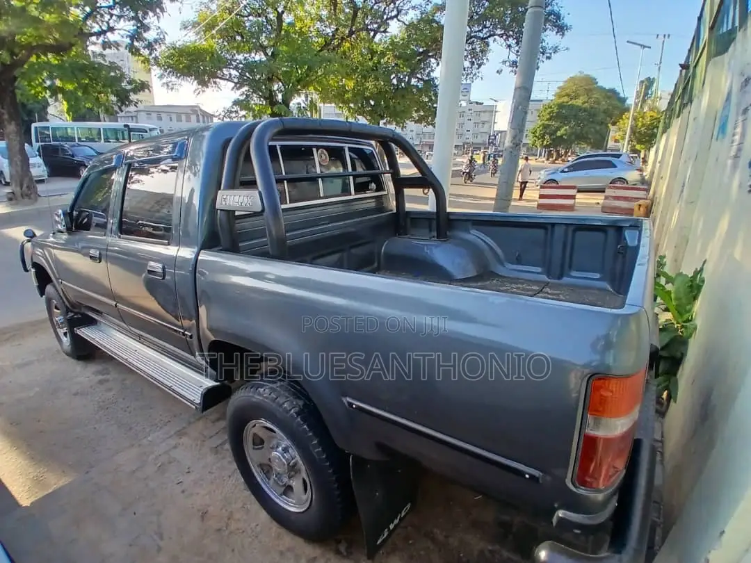 Toyota Hilux 1999 Blue