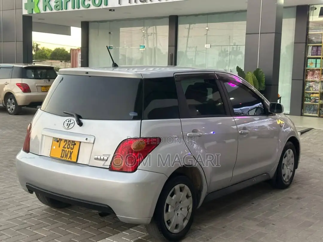 Toyota IST 2001 Silver