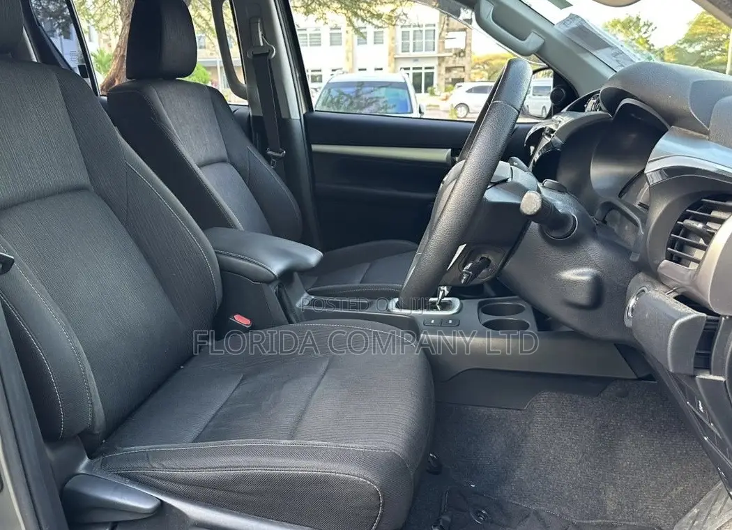 Toyota Hilux 2022 Gray