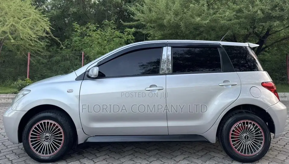 Toyota IST 2004 Silver