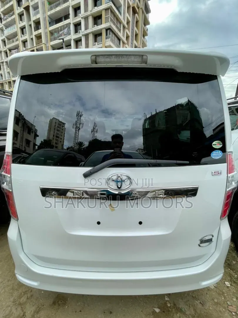 Toyota Noah 2009 White