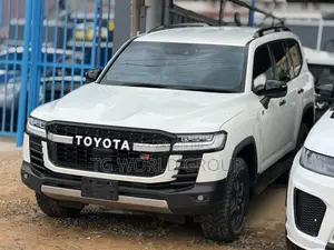 Toyota Land Cruiser LC300 2024 White