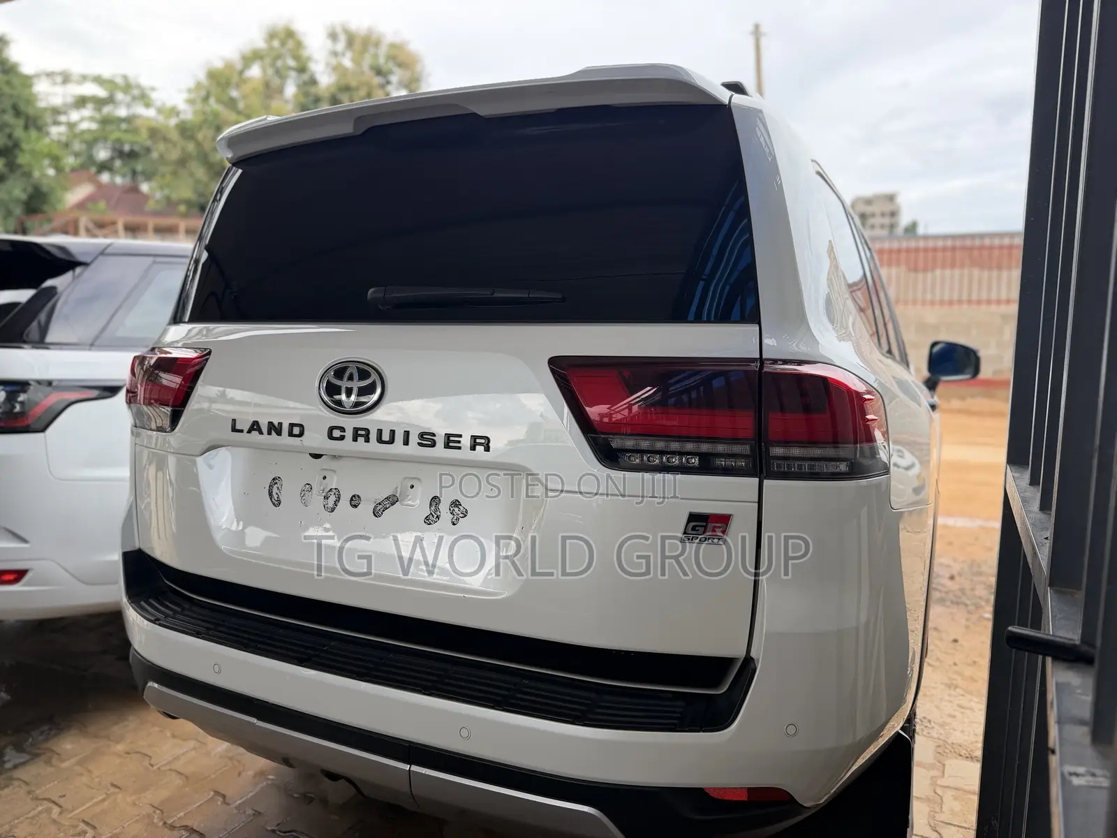 Toyota Land Cruiser LC300 2024 White