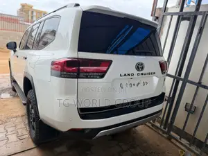 Toyota Land Cruiser LC300 2024 White