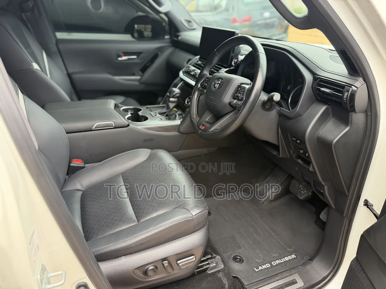 Toyota Land Cruiser LC300 2024 White