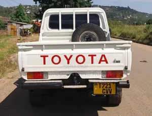 Toyota Land Cruiser 2004 White