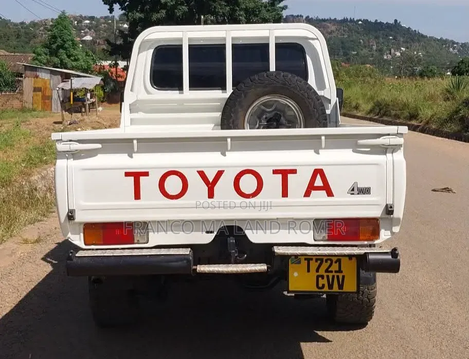 Toyota Land Cruiser 2004 White