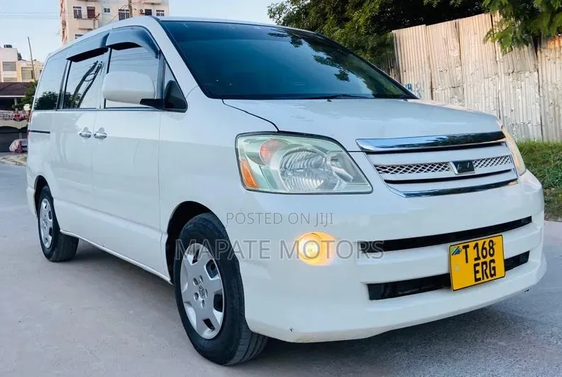 Toyota Noah 2.0 AWD (8 Seater) 2006 White