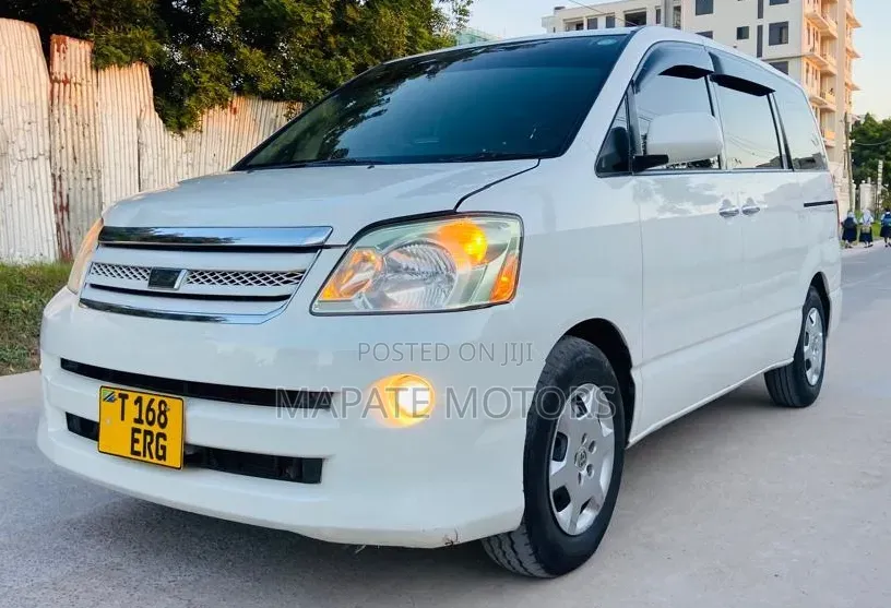 Toyota Noah 2.0 AWD (8 Seater) 2006 White