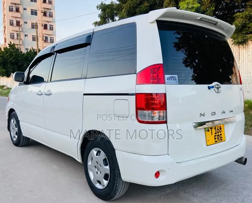 Toyota Noah 2.0 AWD (8 Seater) 2006 White