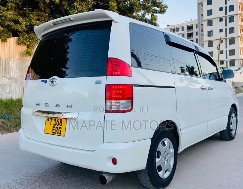 Toyota Noah 2.0 AWD (8 Seater) 2006 White