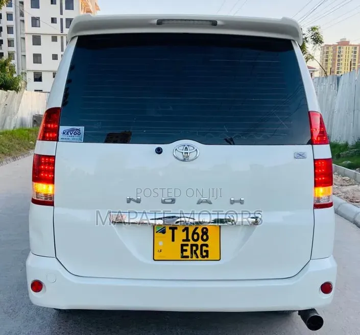 Toyota Noah 2.0 AWD (8 Seater) 2006 White