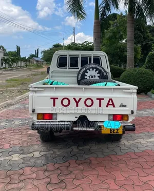 Toyota Land Cruiser 2002 White