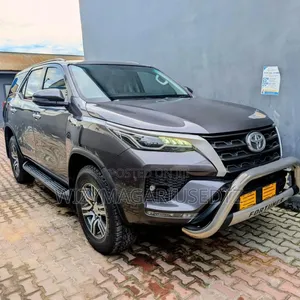 Toyota Fortuner 2022 Brown