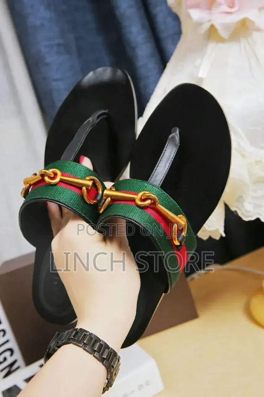 Gucci Slip on Sandals Comes With Bag