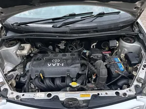 Toyota IST 2003