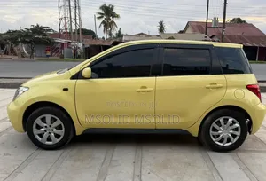 Toyota IST 2003 Yellow