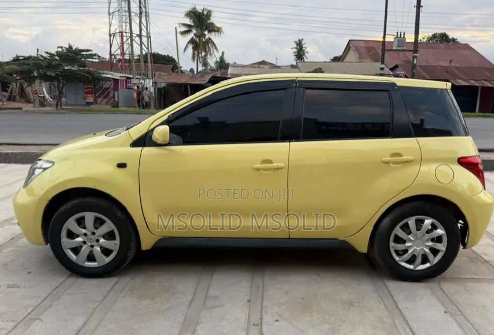 Toyota IST 2003 Yellow