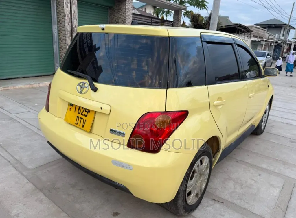 Toyota IST 2003 Yellow