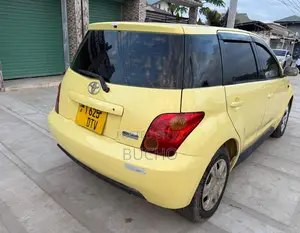Toyota IST 2003 Yellow