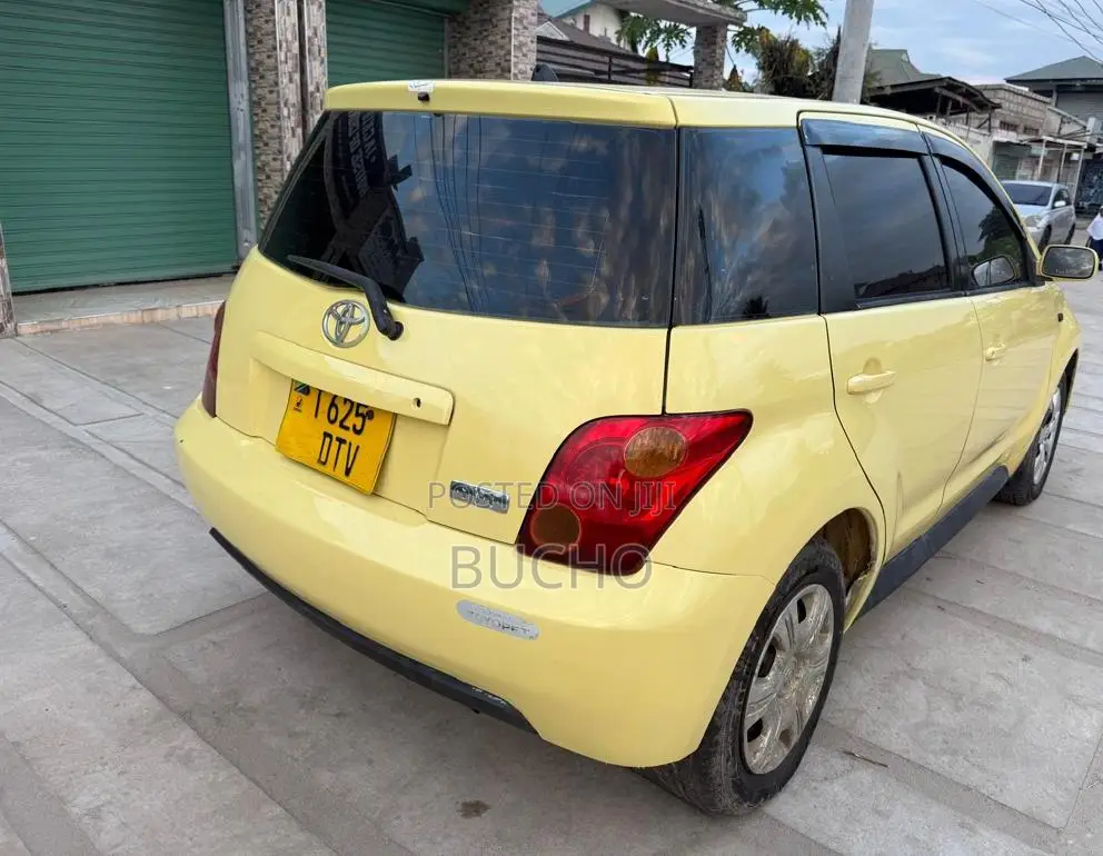 Toyota IST 2003 Yellow