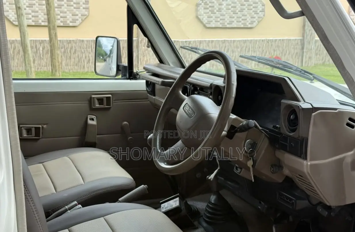 Toyota Land Cruiser 2005 White