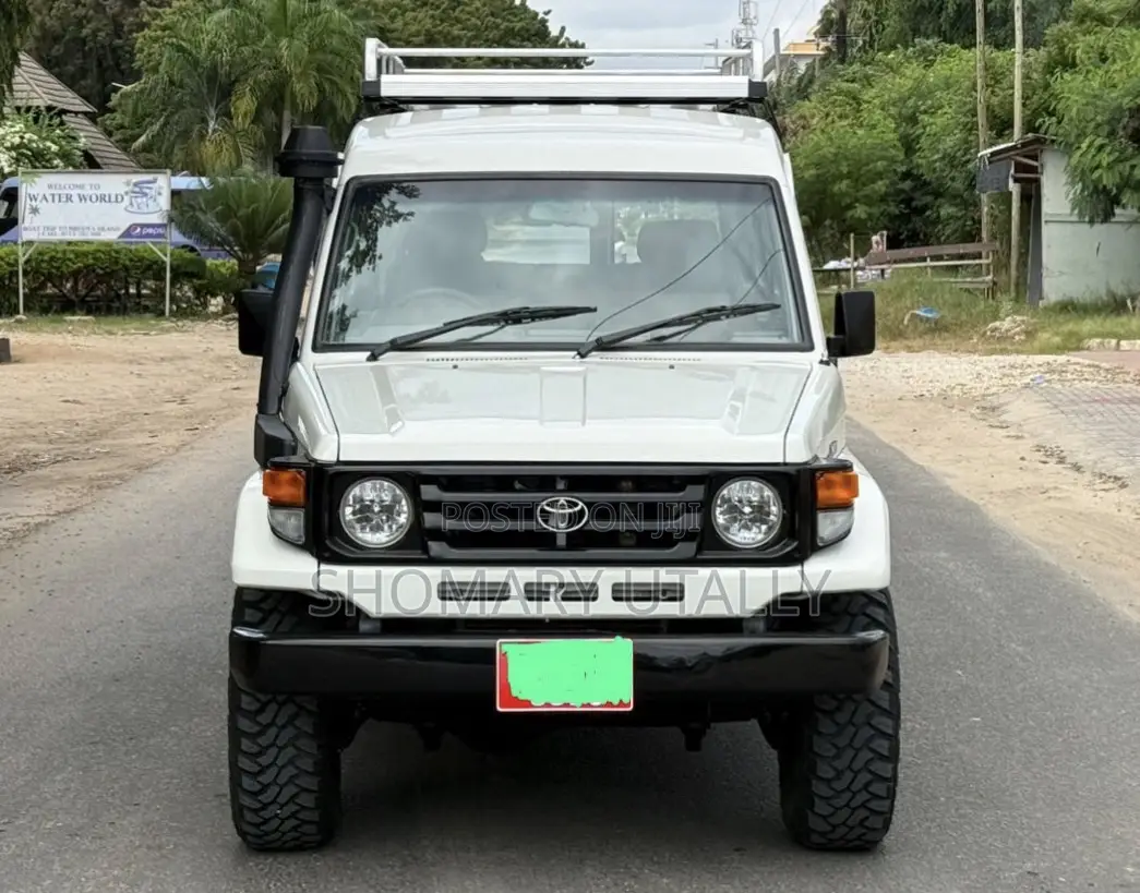 Toyota Land Cruiser 2005 White