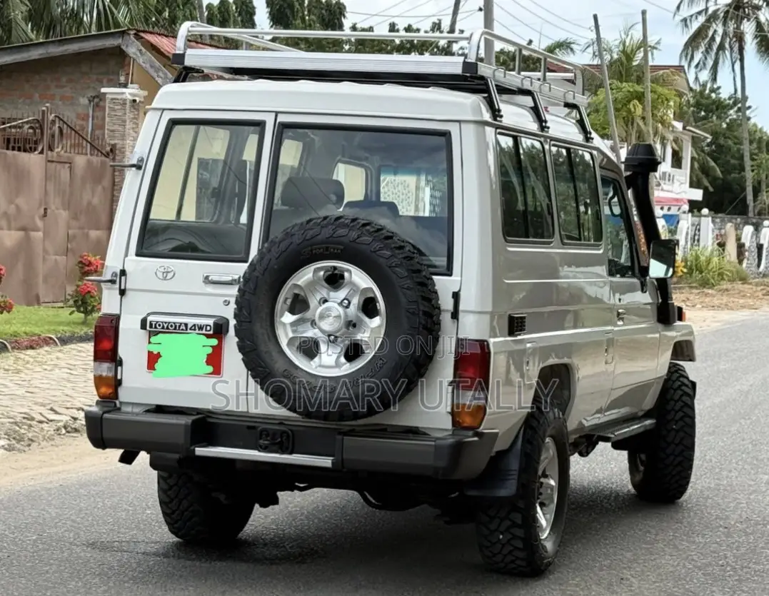 Toyota Land Cruiser 2005 White