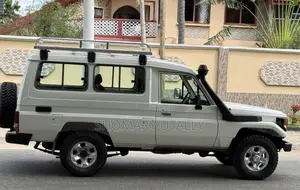 Toyota Land Cruiser 2005 White