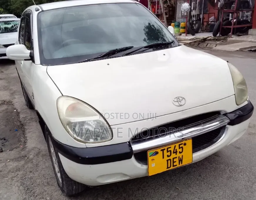 Toyota Duet 2002 White