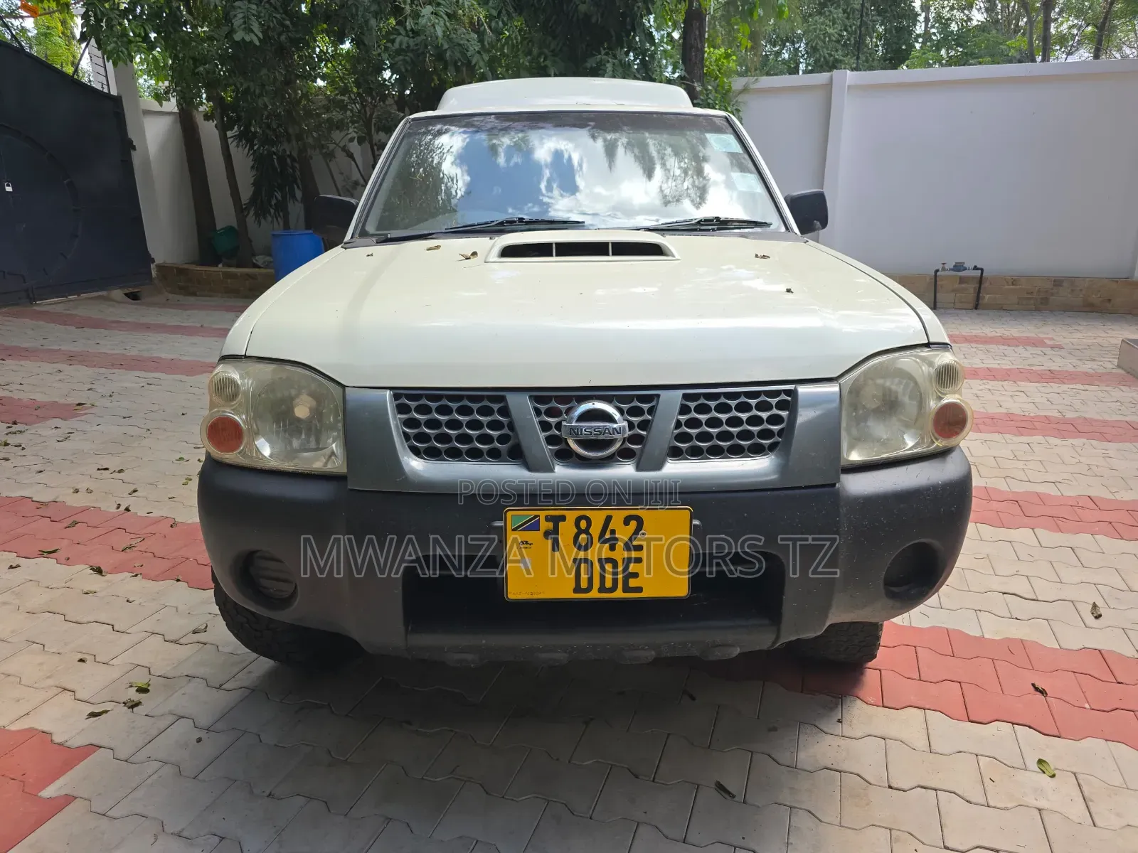 Nissan Hardbody 2014 Pearl