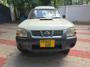 Nissan Hardbody 2014 Pearl