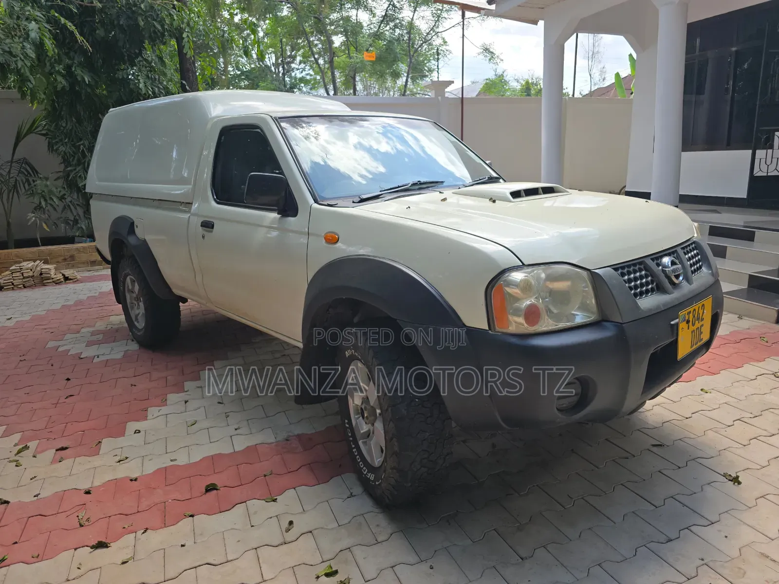 Nissan Hardbody 2014 Pearl