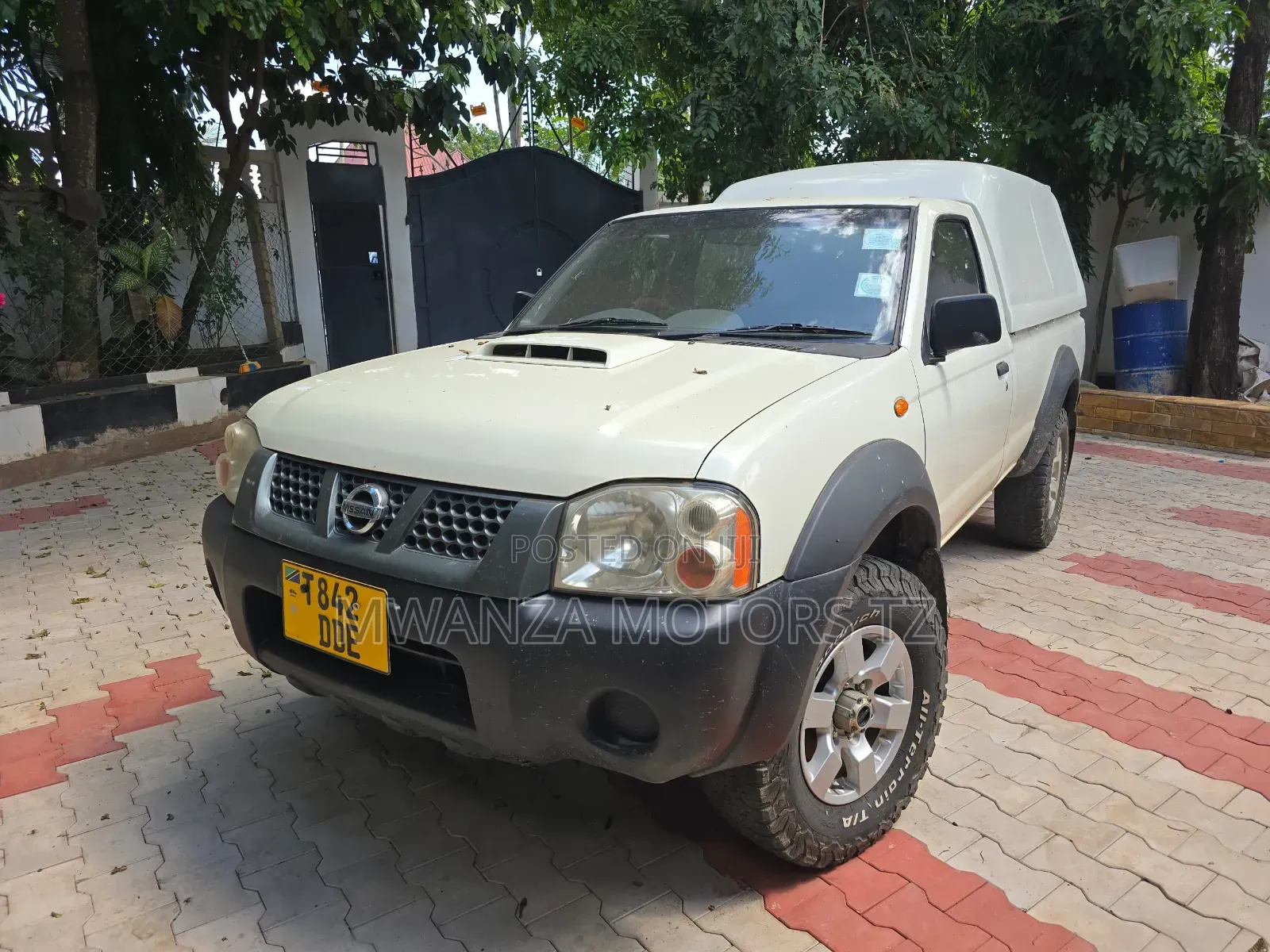 Nissan Hardbody 2014 Pearl
