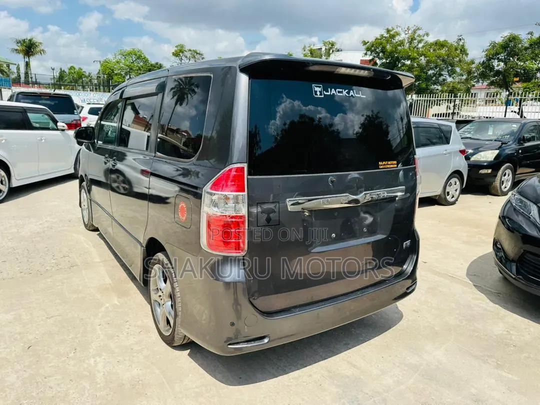 Toyota Noah 2008