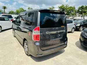 Toyota Noah 2008