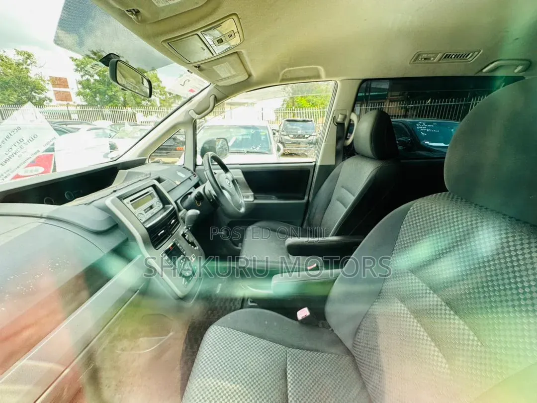 Toyota Noah 2008