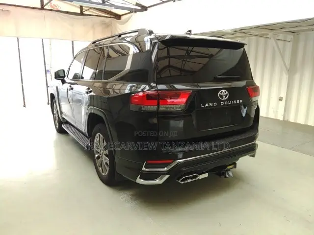 Toyota Land Cruiser LC300 2023 Black