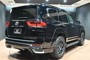 Toyota Land Cruiser LC300 2024 Black
